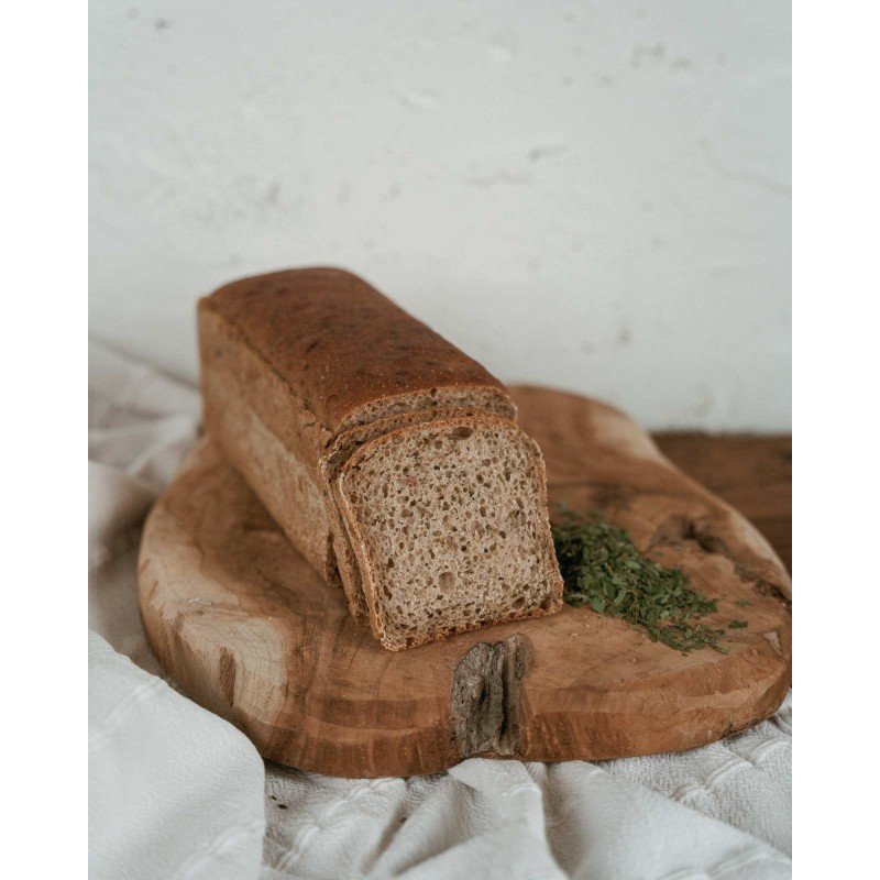 CHLEB ŻYTNI Z ZIELONĄ CZUBRYCĄ I CZOSNKIEM NIEDŹWIEDZIM – 0,5 kg