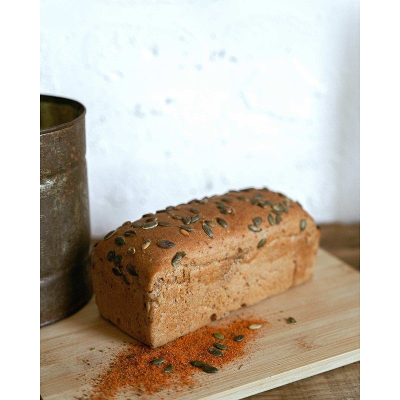 CHLEB ŻYTNI Z CZERWONĄ CZUBRYCĄ I PRAŻONYMI ZIARNAMI DYNI – 1 kg