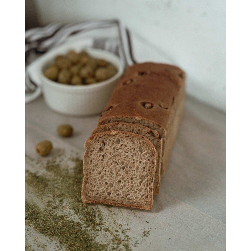 CHLEB ŻYTNI Z ZIELONĄ CZUBRYCĄ I ZIELONYMI OLIWKAMI – 0,5 kg